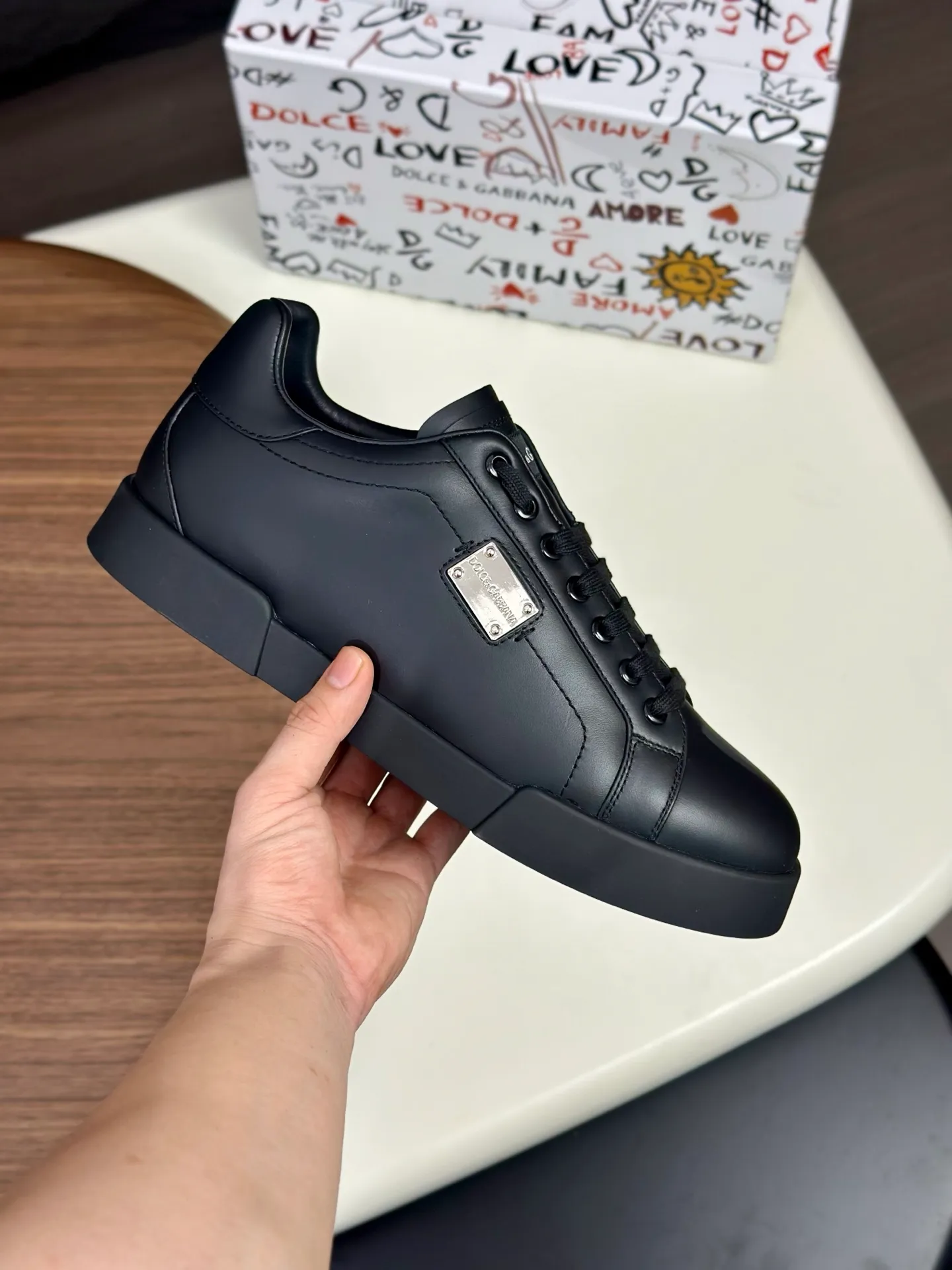 New product 💰800 DG Dolce & Gabbana men's shoes 💰ortofino calfskin sneakers ♞size; 39~44 (customized 38.45.46) Iconic men's shoes 💰ortofino series of sneakers, classic and timeless style, now presented with fashionable details. The calfskin engraved DG logo is a subtle finishing touch. Men's shoes💰ortofino calfskin sneakers: